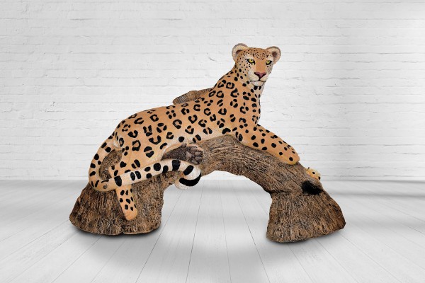 Leopard am Baumstamm